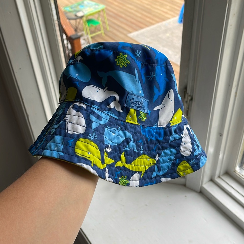 Reversible bucket hat